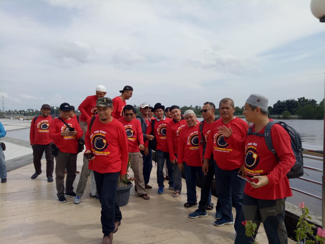 Siang Ini, Delegasi PWI Riau Saksikan Gerhana Matahari Cincin di Kampung Bunsur Siak